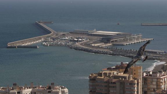 Ubicación de los terrenos destinados al hotel, en el dique de Levante del puerto.