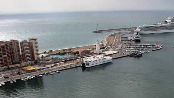 Un buque de la Armada Española estudia las profundidades marinas de Málaga