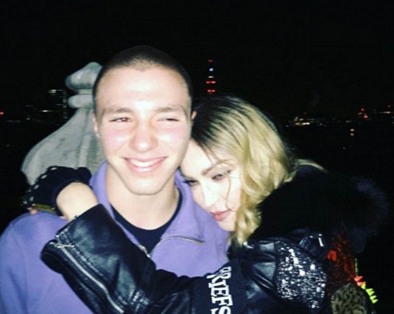 Madonna abraza a su hijo Rocco Ritchie. :: instagram