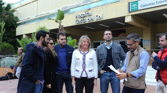 Ángeles Muñoz, ayer, a las puertas del Hospital Costa del Sol. 