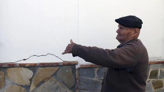 Juan Burruecos, de 84 años, junto a la fachada de su casa.