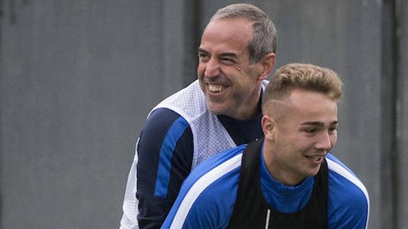 Enrique Ruiz y Ontiveros bromean durante el entrenamiento de estos días en el Anexo. 