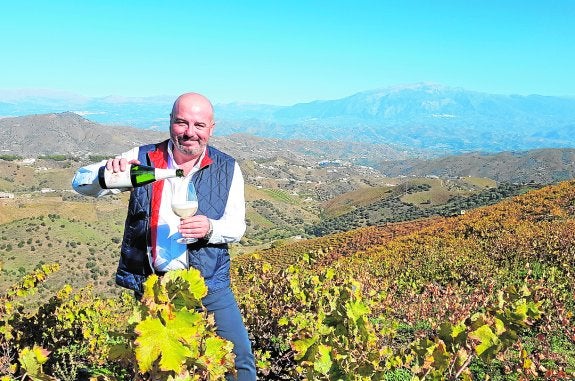 Ordóñez sirve una copa de su Botani espumoso en los viñedos de moscatel de la Axarquía. 