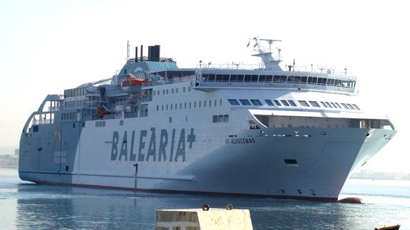 Ferry de Balearia que opera en la línea que une Algeciras y el puerto marroquí (archivo).
