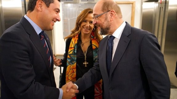 Juanma Moreno saluda al presidente del Parlamento Europeo, Martin Schulz, ayer en Bruselas. :: sur