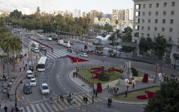 La eliminación o reducción de la rotonda permitiría ganar espacio peatonal junto a la calle Larios y el edificio de La Equitativa. :: ñito salas