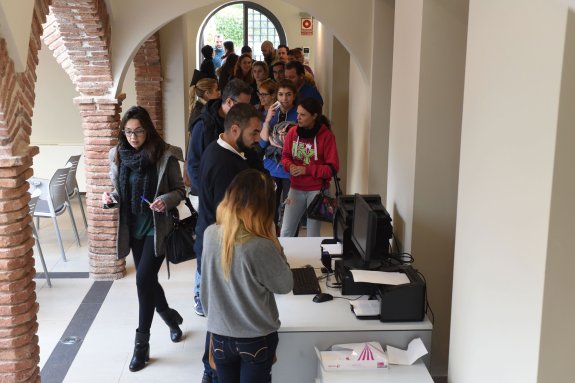 Alumnos guardan cola durante la última convocatoria de exámenes en el aula de Marbella.