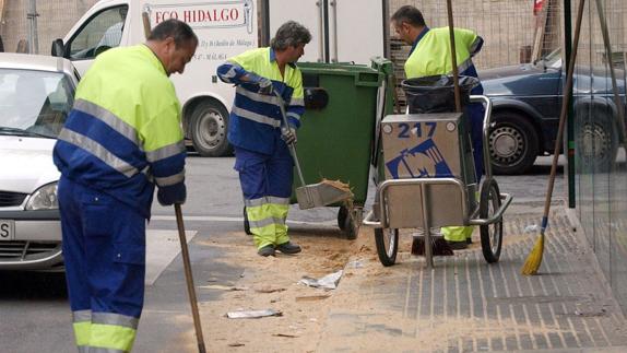 Tabajadores de Limasa barren una calle de la capital (archivo).