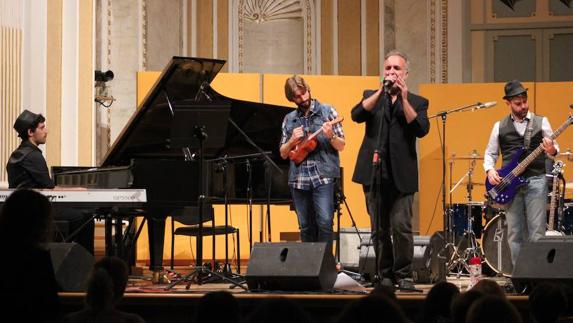 Jose Gallardo y algunos de los músicos de su banda, en la presentación del disco en la sala María Cristina.