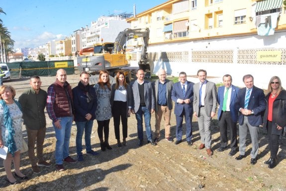 Autoridades de la Junta de Andalucía, el Ayuntamiento y pescadores visitaron ayer el recinto portuario. :: e. c.