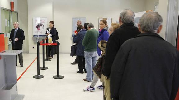 Imagen de archivo de colas en una sucursal bancaria para cobrar las pensiones.