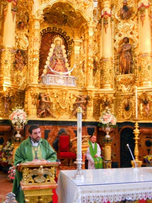 Altar de la Virgen del Rocío en su ermita. A. O.