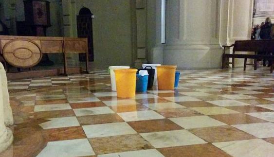 Cubos para recoger el agua caída en el templo. 