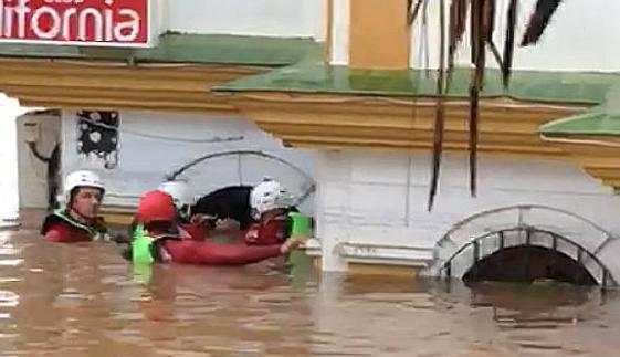 Efectivos del Consorcio Provincial de Bomberos (CPB), al intentar acceder al club, donde hallaron el cadáver de la joven rumana.