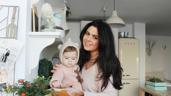 Susana Mena y Valentina en la cocina. 