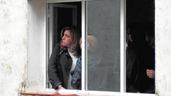 Susana Díaz observa desde una ventana el estado del bloque afectado.