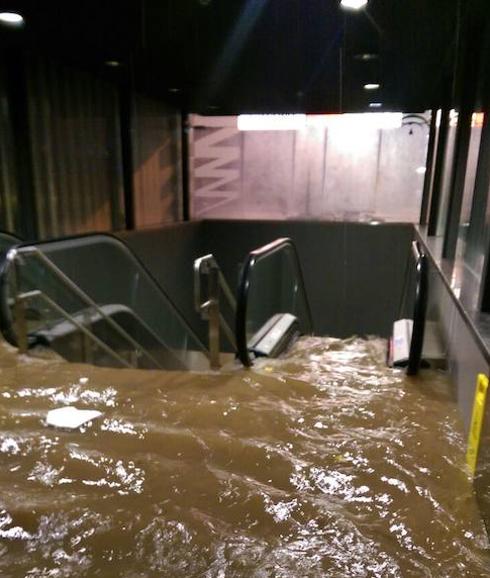 Aspecto que presentó una de las estaciones del metro, con el agua entrando con fuerza por sus escaleras. 