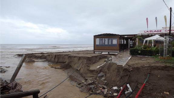 Los mayores daños se han registrado en la zona de Golden Beach, en Elviria. 