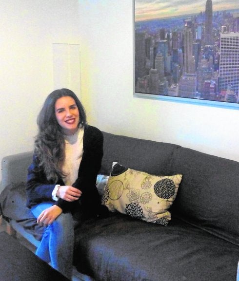 Ainhoa Morales, en el salón de su piso. :: A.Jiménez
