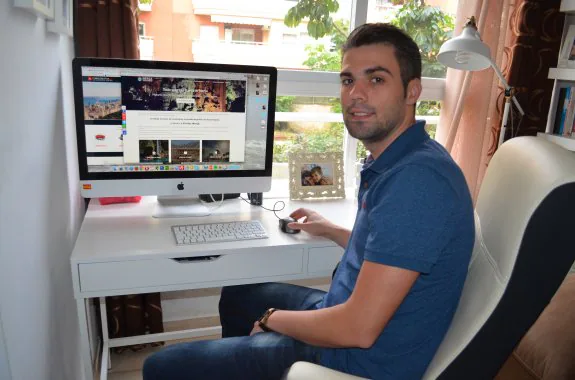 Javier Delgado, diseñador web de 28 años, junto a la página 'Nerja Turismo', creada el pasado junio. :: E. C.
