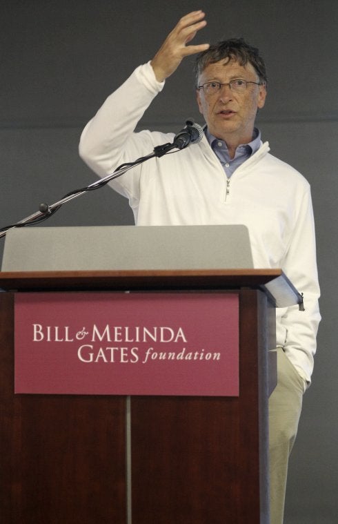 Adolfo Suárez pronuncia un discurso en el Congreso. A la derecha, Bill Gates. :: R. C. / Reuters
