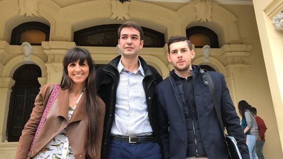 Miembros de la formación política Andalucía por Sí, a las puertas del Ayuntamiento de Málaga.