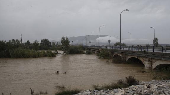 El Gobierno asumió por decreto construir el puente en la Azucarera que ahora elude