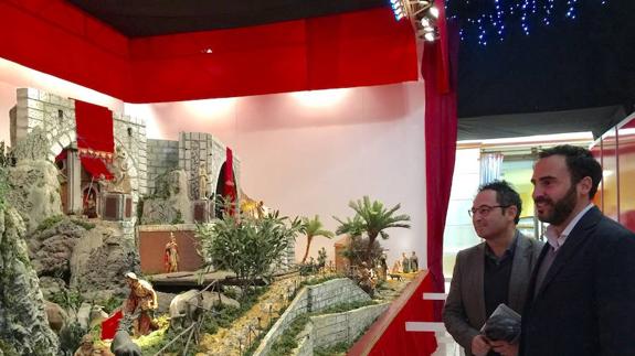 Pérez y Cantos observan el Belén.