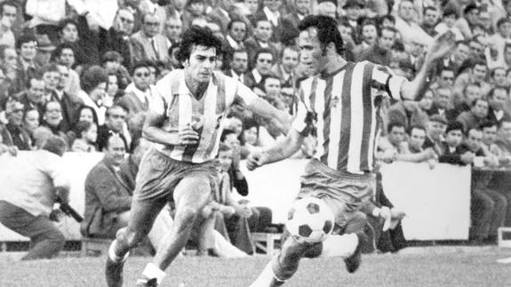 Irles encara a Vicente (del Granada) en la temporada 72-73. 