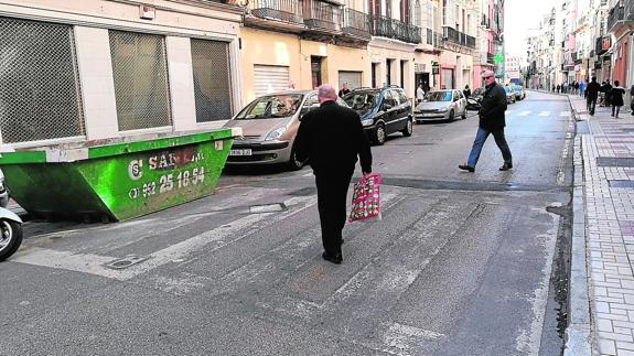 Paso de peatones sin apenas pintura en la calle Carretería.