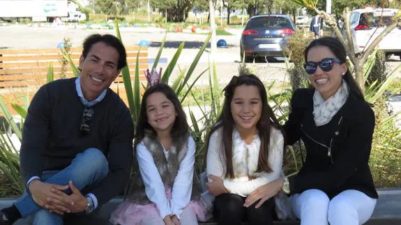 Dafne (a la derecha), junto a su familia