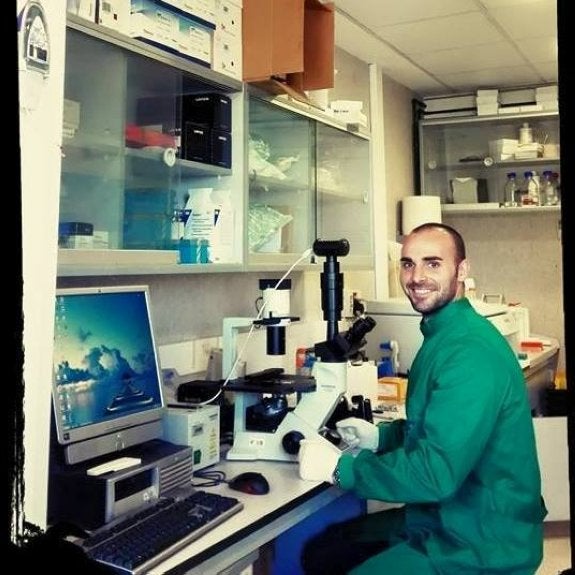El joven investigador torroxeño, de 27 años, ha completado un máster de Virología en Madrid. :: e. cabezas