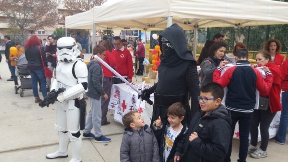 Niños, posando ayer con Darth Vader en Mijas. :: m. gámez