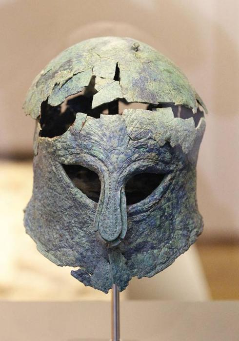 Casco corintio de bronce encontrado en 2012 en la tumba de un guerreo del siglo VI a. C