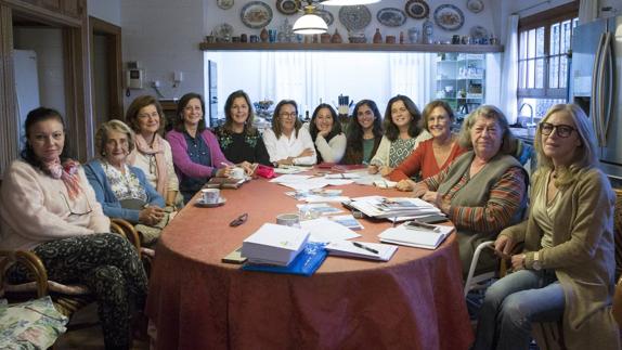 La nueva junta directiva de Nuevo Futuro, preparando el Rastrillo de este año. 