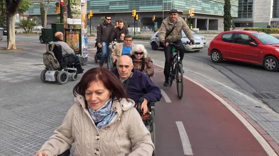 Miembros de Málaga Accesible muestran en sus sillas de ruedas cómo transitan con bicicletas 