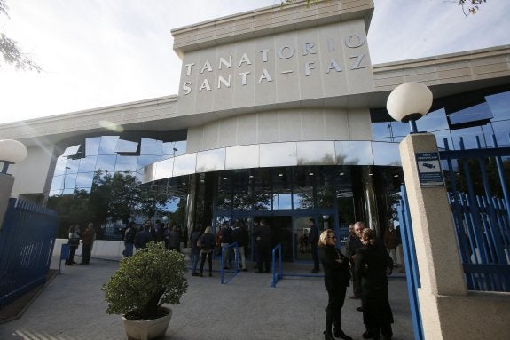 Varias personas conversan a las puertas del tanatorio en el que se ofició el funeral. :: Manuel Lorenzo / efe