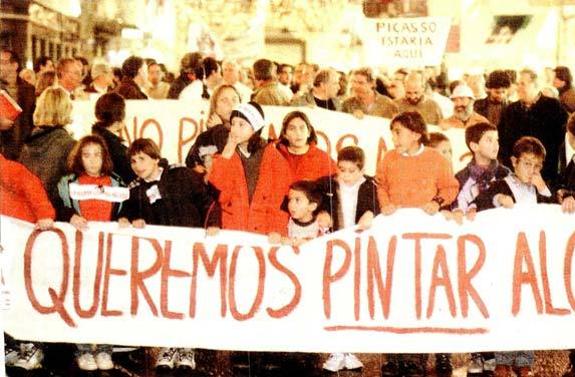 Imagen de la primera manifestación publicada en la portada de SUR el sábado 13 de diciembre de 1997.