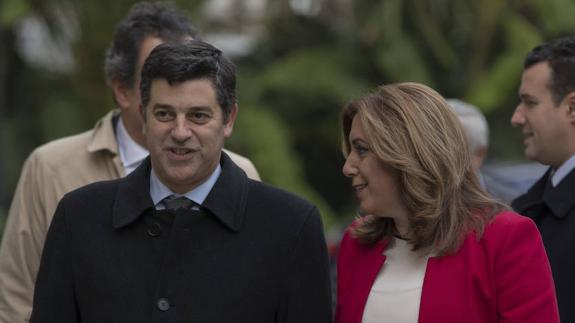 El ministro de Economía de Portugal y Susana Díaz, ayer en Sevilla.