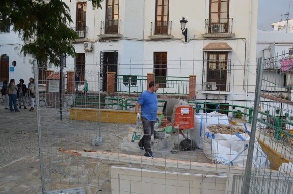 Un operario, ayer a las puertas del inmueble torroxeño. :: e. cabezas
