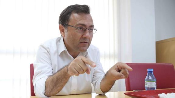 El socialista Miguel Ángel Heredia fue el encargado de defender la iniciativa. 