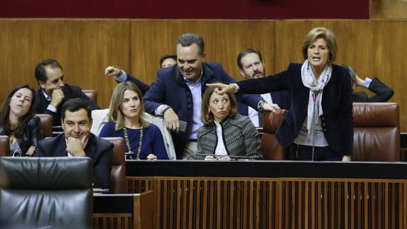 Algarada en el banco del PP andaluz enel Parlamento para hacer cumplir la sentencia del TC .