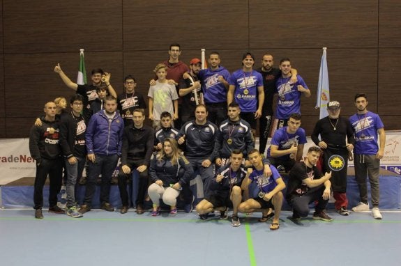 Los luchadores que participaron, al término de los combates. :: e. c.