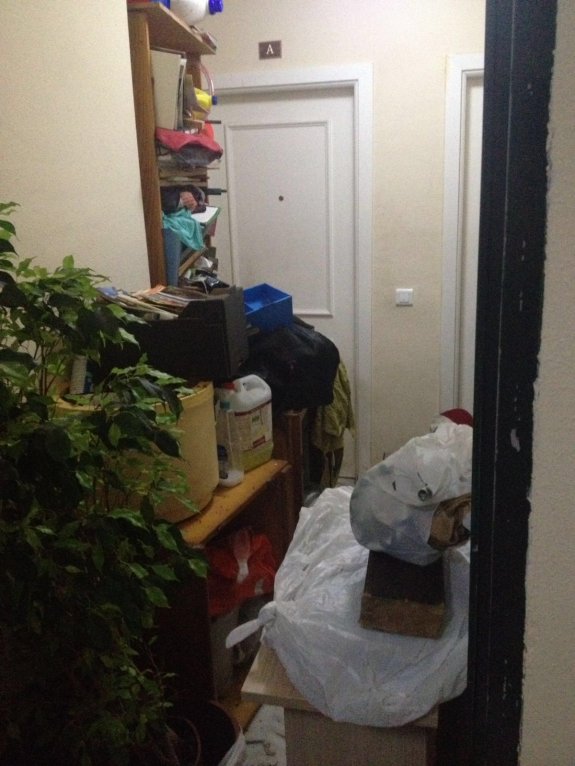 El vecino denunciado también acumula objetos y basura en el rellano de su vivienda. :: a. g.