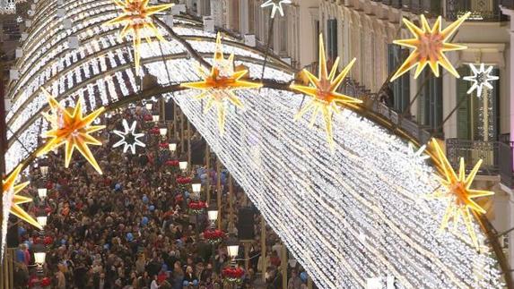 La expectación por el alumbrado navideño en la calle Larios de Málaga obliga a cortar el tráfico del Paseo del Parque y la Alameda