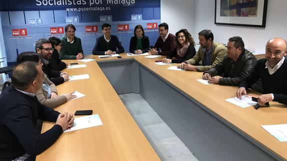 El secretario de Organización provincial, Cristóbal Fernández, acompañado de alcaldes y portavoces de la comarca. 