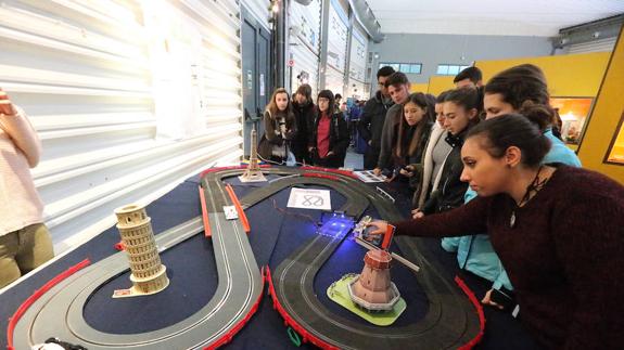 Estudiantes, en la muestra que acoge el Centro de Ciencia y Tecnología del PTA. 