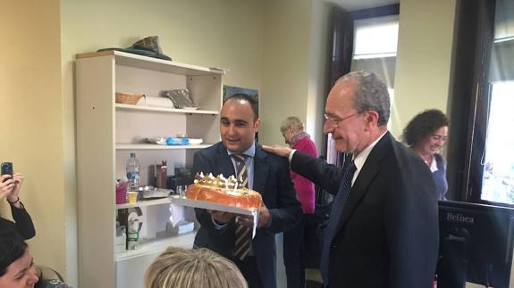 El alcalde celebra su cumpleaños en el grupo municipal del PP en 2014. En la imagen, Cortés, con su tarta. 