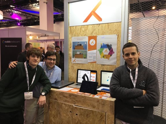 Alejandro Gómez, José Manuel Rodríguez y Juan Pablo García, en el expositor de la feria tecnológica de Berlín. 