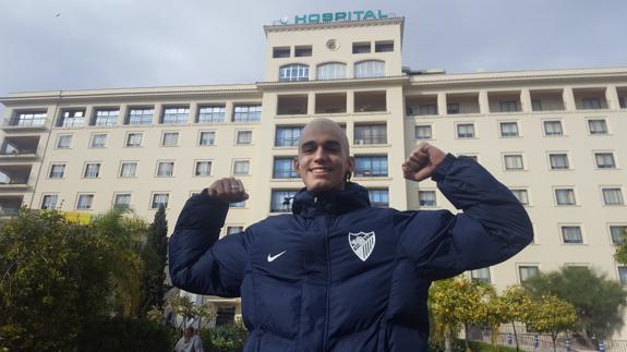 Pablo Ráez hace su característico gesto al salir del hospital al mediodía. 